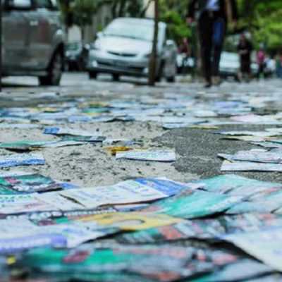 Santinhos no chão após votação. Foto: TRE-SC/Divulgação