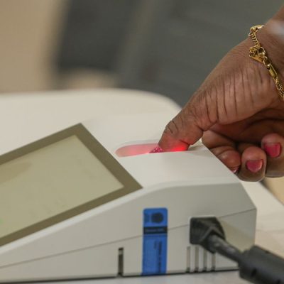 Brasília (DF), 04/10/2026 - Eleitores comparecem às seções eleitorais na manhã deste domingo para participar do primeiro turno das Eleições 2026. As imagens mostram o momento da votação nas salas onde estão instaladas as urnas eletrônicas.
Foto: Joédson Alves/Agência Brasil