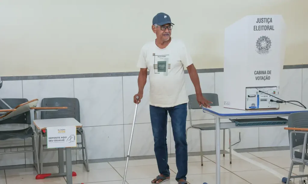 Brasília (DF), 04/10/2026 - Eleitores comparecem às seções eleitorais na manhã deste domingo para participar do primeiro turno das Eleições 2026. As imagens mostram o momento da votação nas salas onde estão instaladas as urnas eletrônicas.
Foto: Joédson Alves/Agência Brasil
