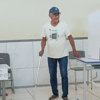 Brasília (DF), 04/10/2026 - Eleitores comparecem às seções eleitorais na manhã deste domingo para participar do primeiro turno das Eleições 2026. As imagens mostram o momento da votação nas salas onde estão instaladas as urnas eletrônicas.
Foto: Joédson Alves/Agência Brasil